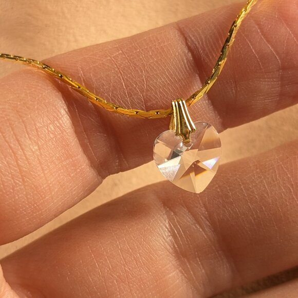 Small crystal heart pendant on gold toned chain, friendship - Picture 8 of 9